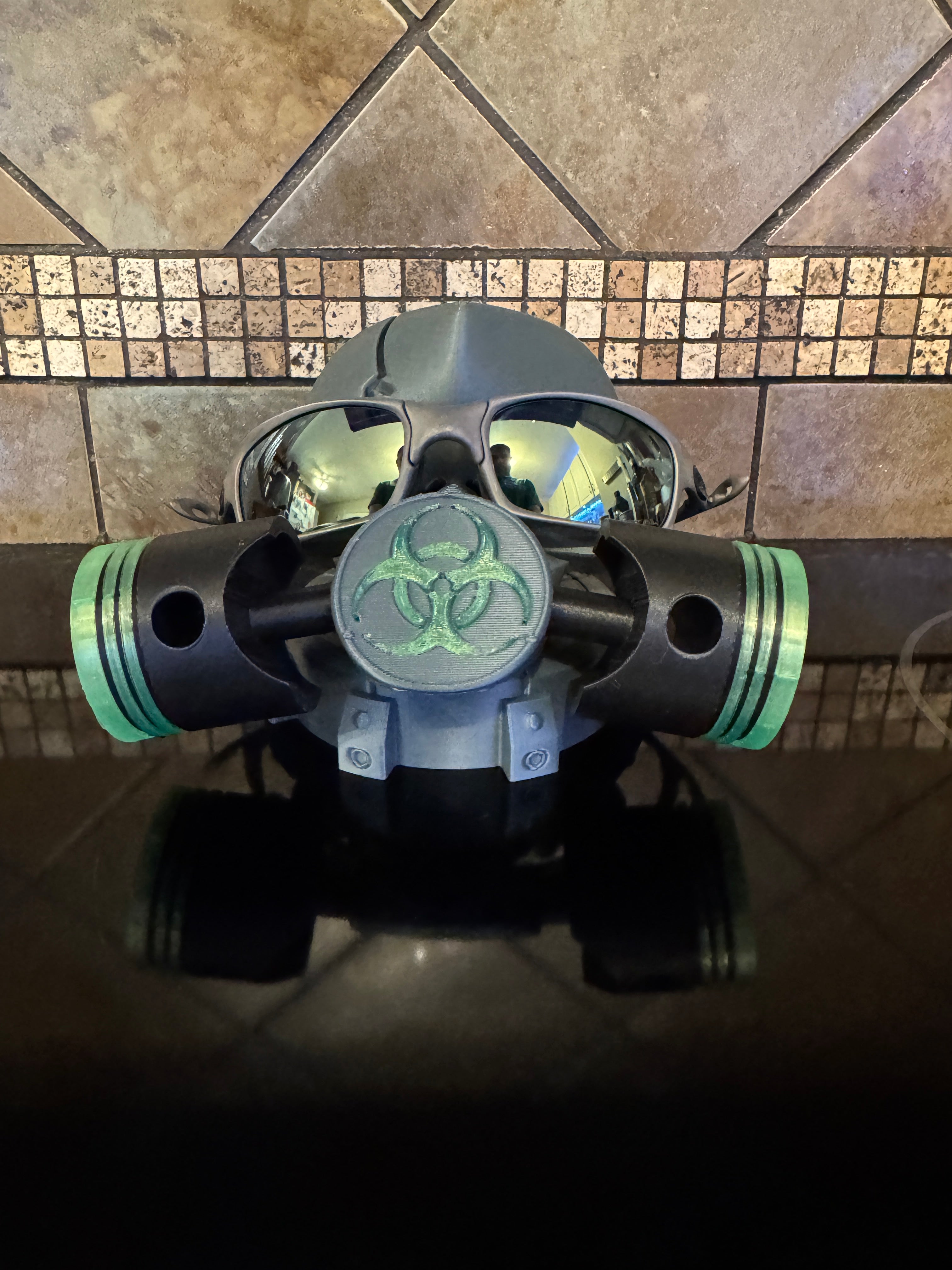 Glowing Gas Mask Piston Skull Display Stand For Oakley, Ray Ban, Costa, X Metal