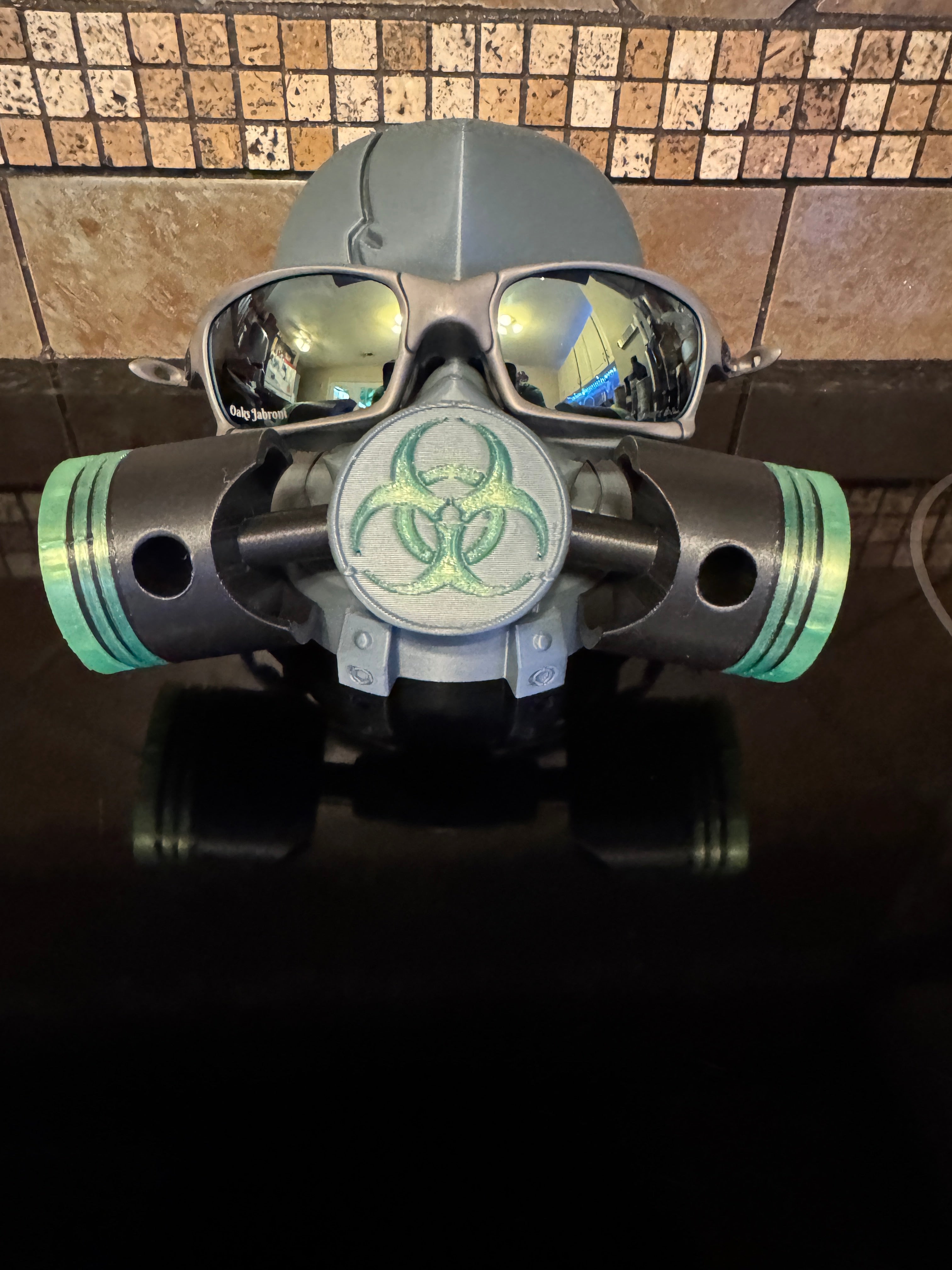 Glowing Gas Mask Piston Skull Display Stand For Oakley, Ray Ban, Costa, X Metal